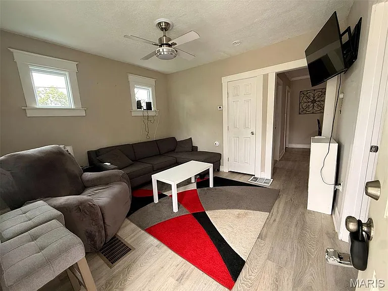 9914 Clyde Ave — Photo 4