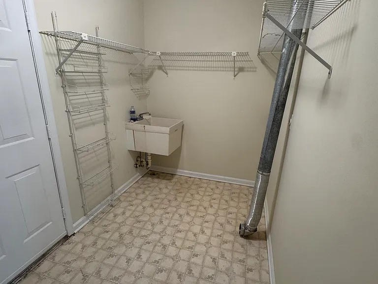 910 James Ct — Photo 14