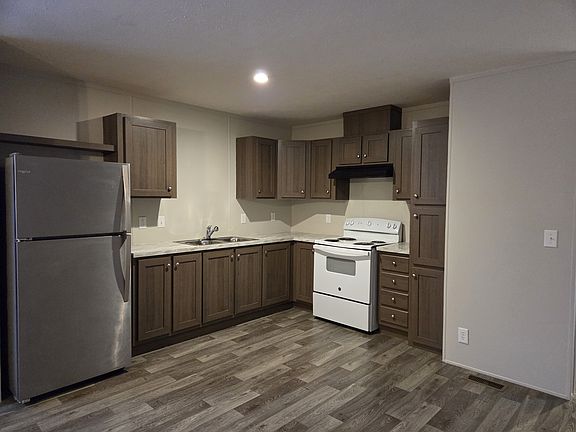 5th image of 607 Carriage Lane Est