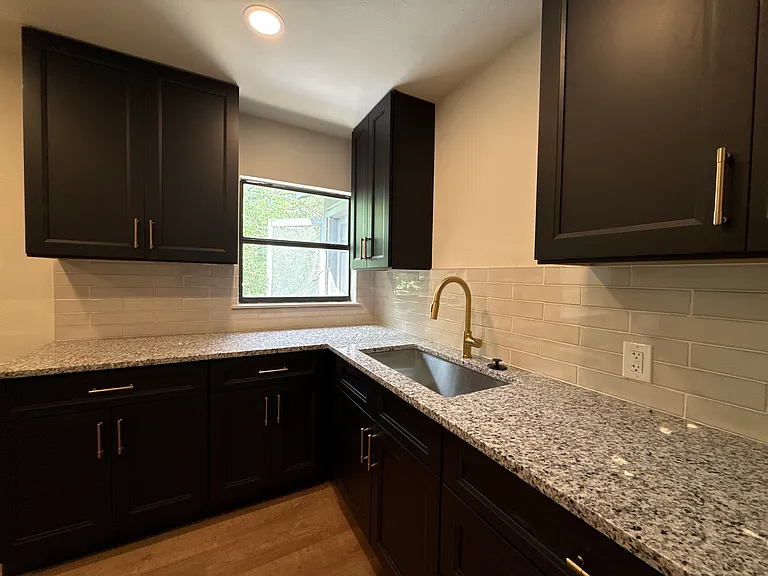 1043 Shadwell Dr — Photo 3