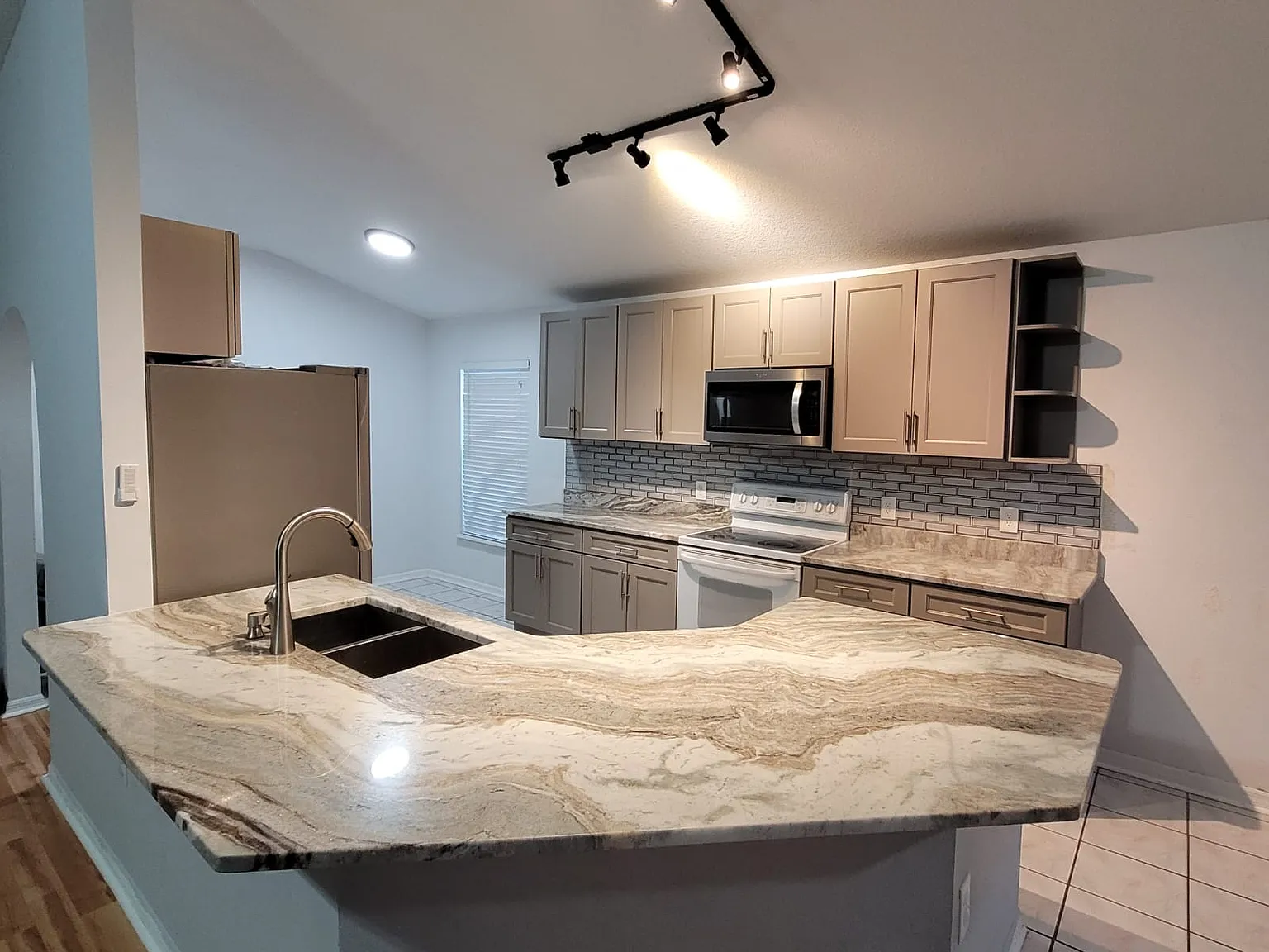 3 bed, 1449 sqft, $2,320 — Photo 2