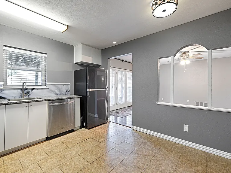2241 Lockwood Dr — Photo 5