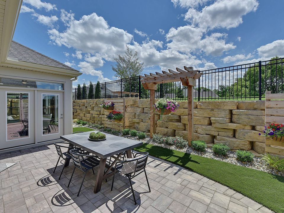 Epcon Promenade III Exterior Courtyard