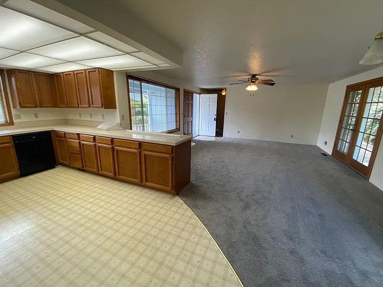 2220 NW Cabrillo Ct — Photo 4