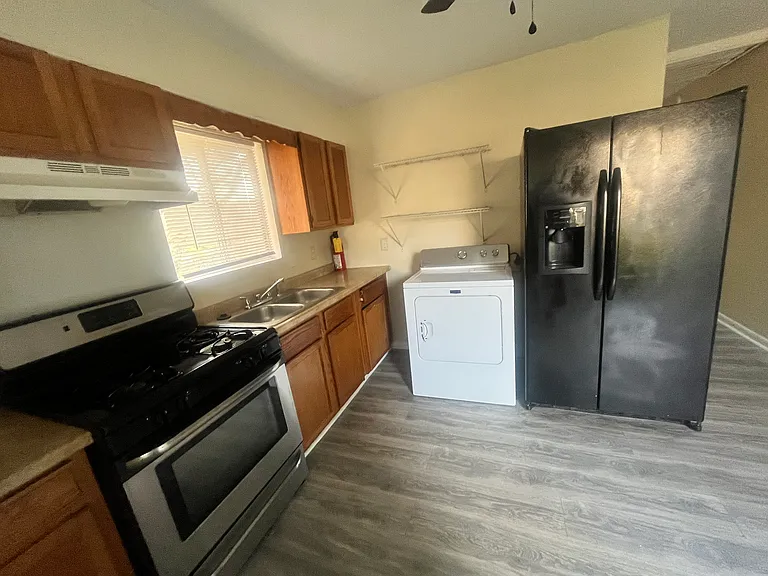 1886 Phillips Ave #B — Photo 4