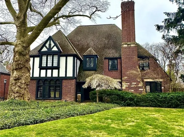 2838 Montgomery Rd, Shaker Heights, OH 44122