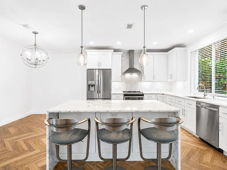 350 SW 8th St #2 — Photo 9