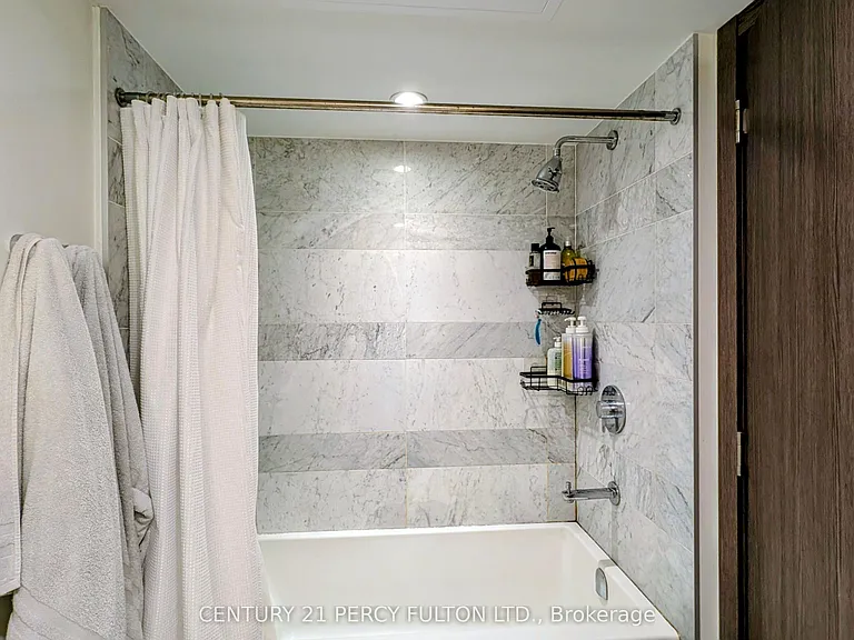 17 Bathurst St #808 — Photo 8