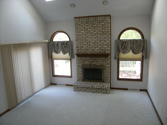 3rd image of 155 Gloucester Dr