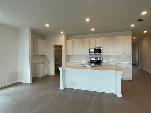3rd image of 193 Seabreeze St