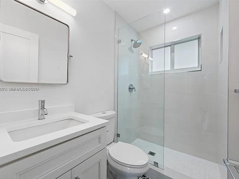 831 NE 40th St #3 — Photo 12
