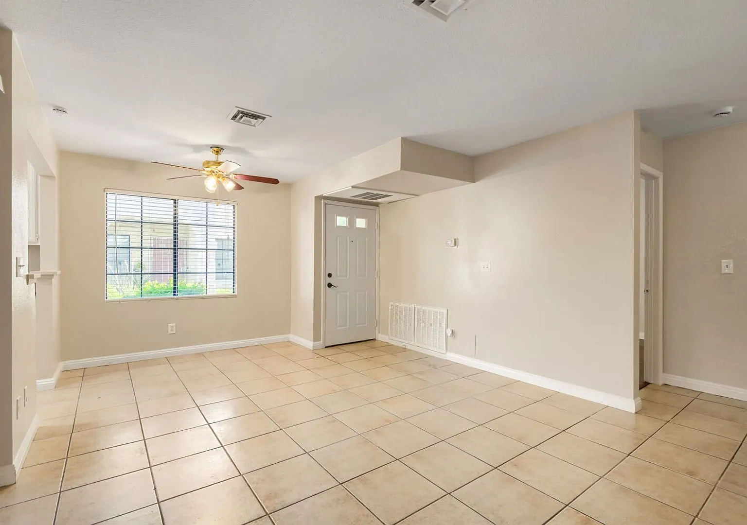 Beautiful 2 Primary Bedroom Downstairs Unit in Gated Community With Pool! — Photo 4