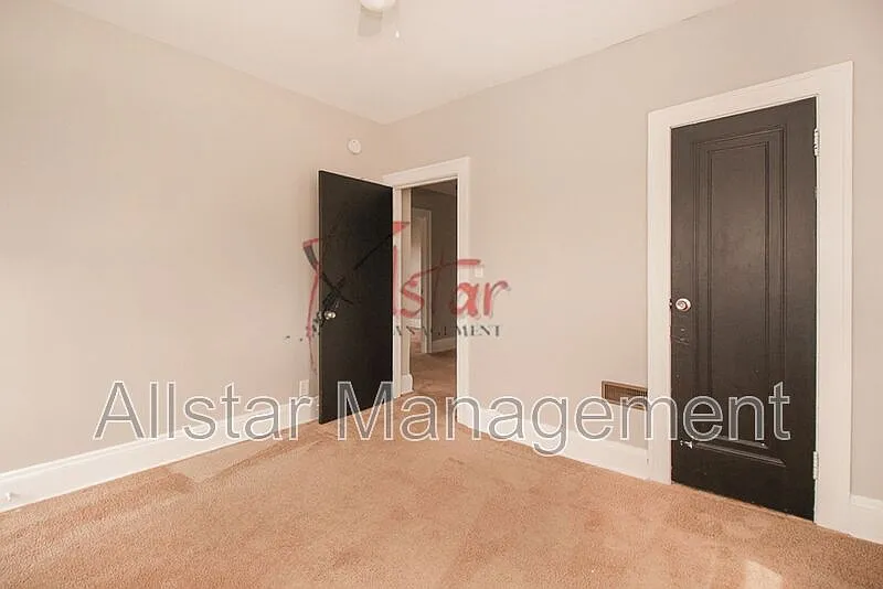 3 bed, 1.0 bath, 1427 sqft, $1,100 — Photo 3
