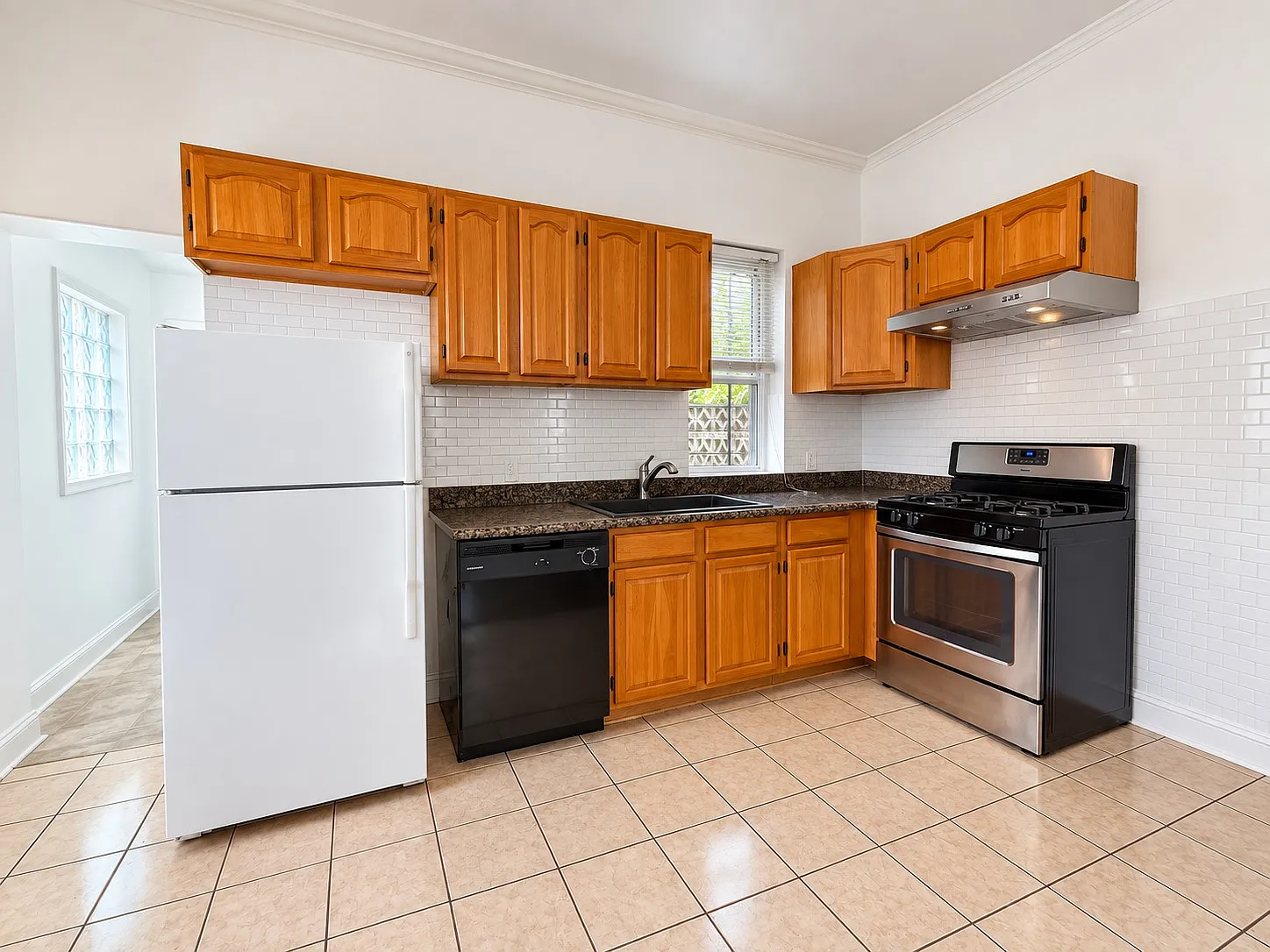 3 bed, 1120 sqft, $1,990 — Photo 3