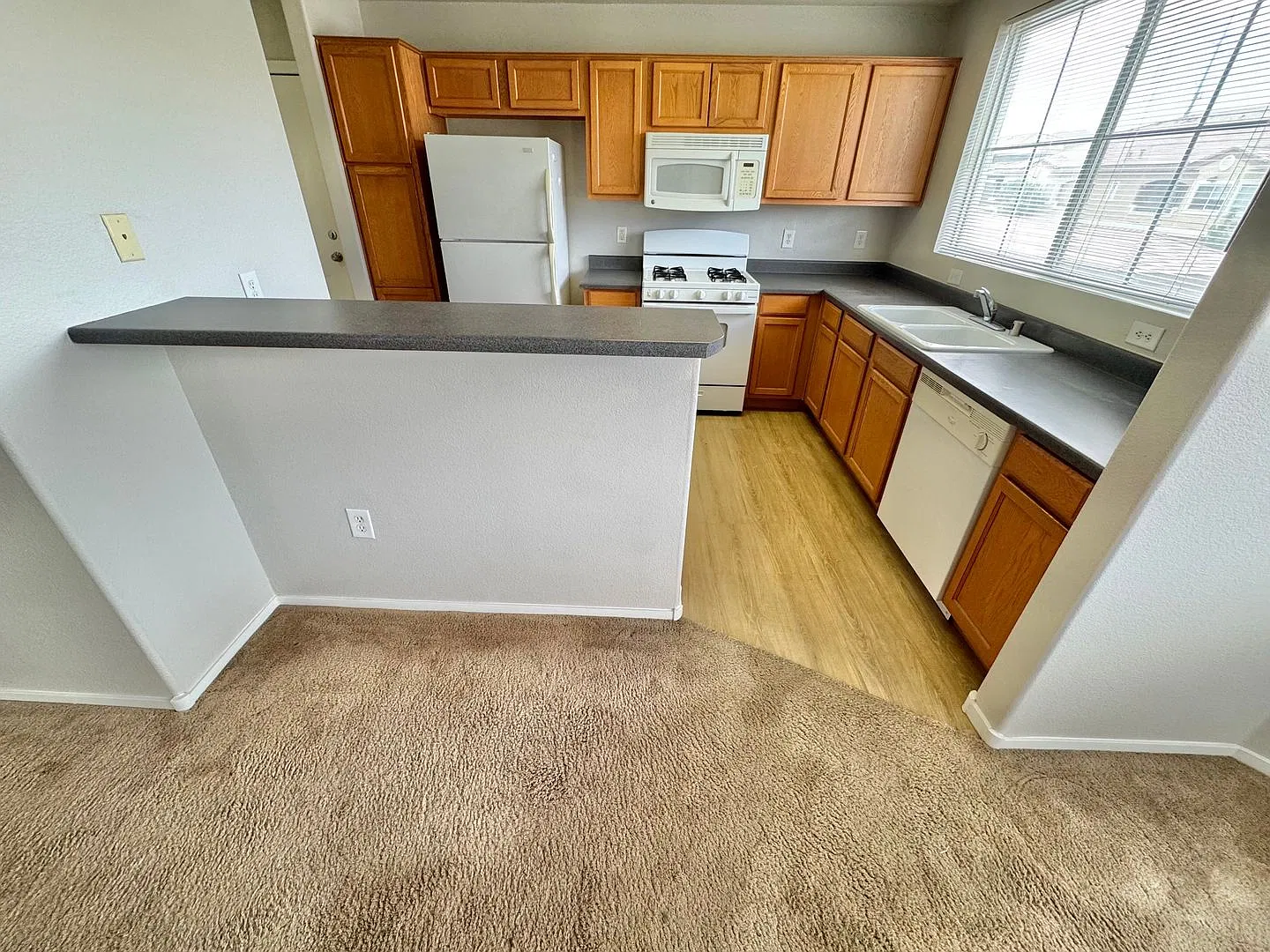 2 bedroom condo with garage — Photo 4