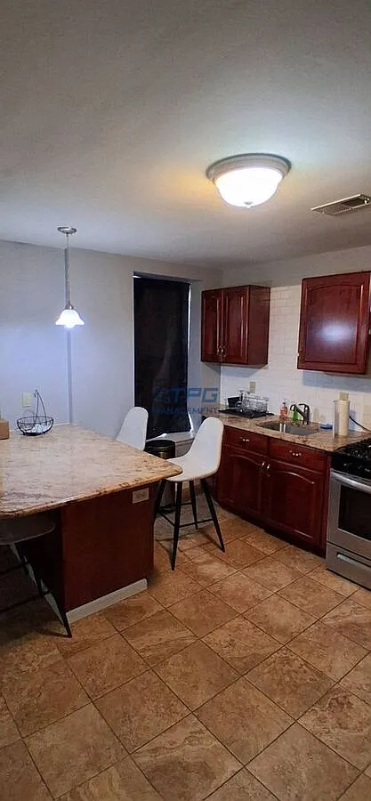 Spacious 2BR Apartment w/ Central A/C | Bright Layout | Prime Elizabeth Location — Photo 4