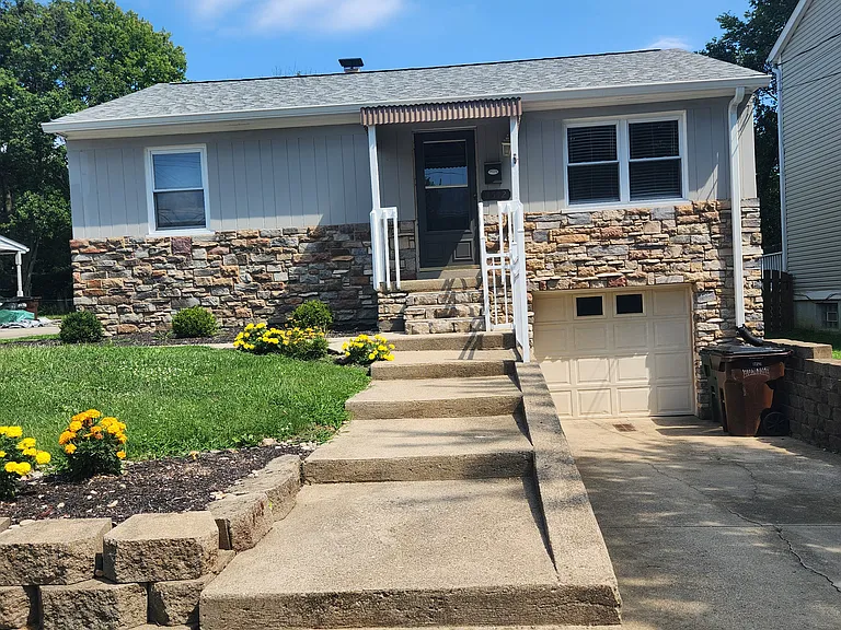 4512 Leslie Ave — Photo 1