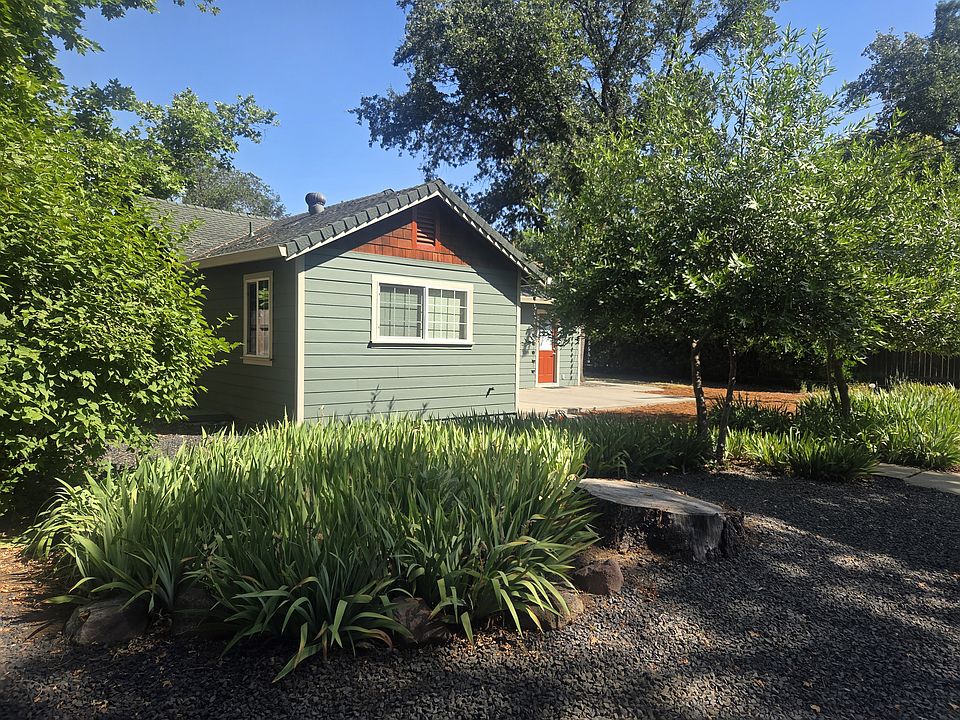 front of house with entry on front patio