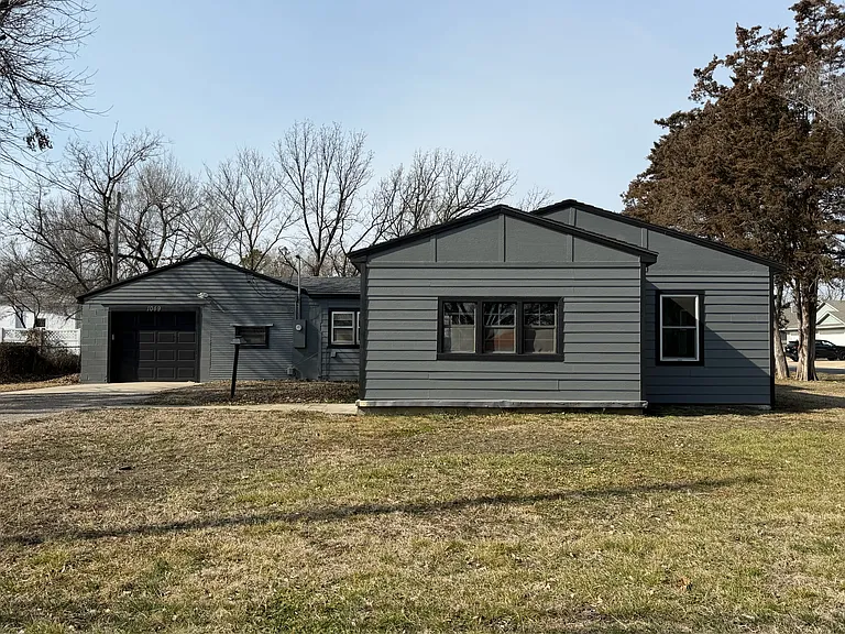 1049 N Main St — Photo 1