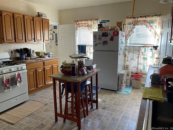5th image of 72 Merchants Ave