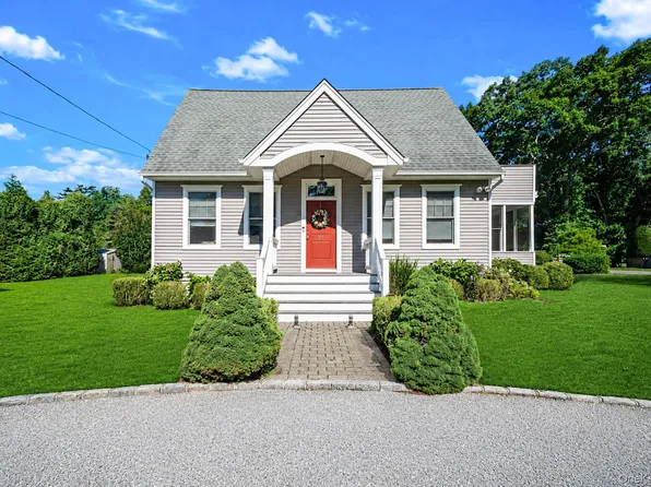 16 Foster Crossing, East Quogue, NY 11942