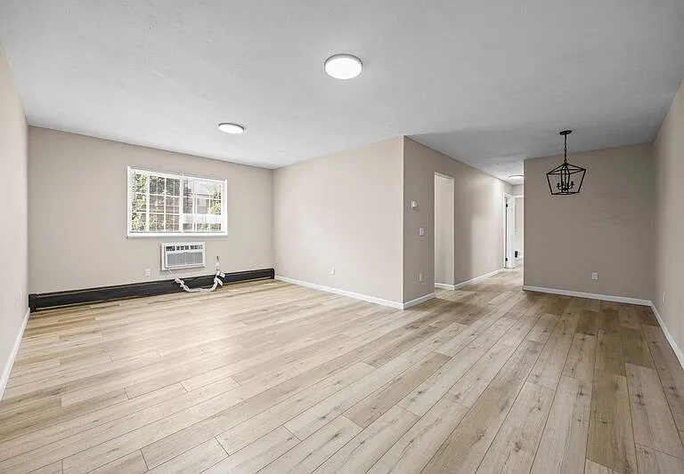 Holcomb Village Apartments — Photo 8