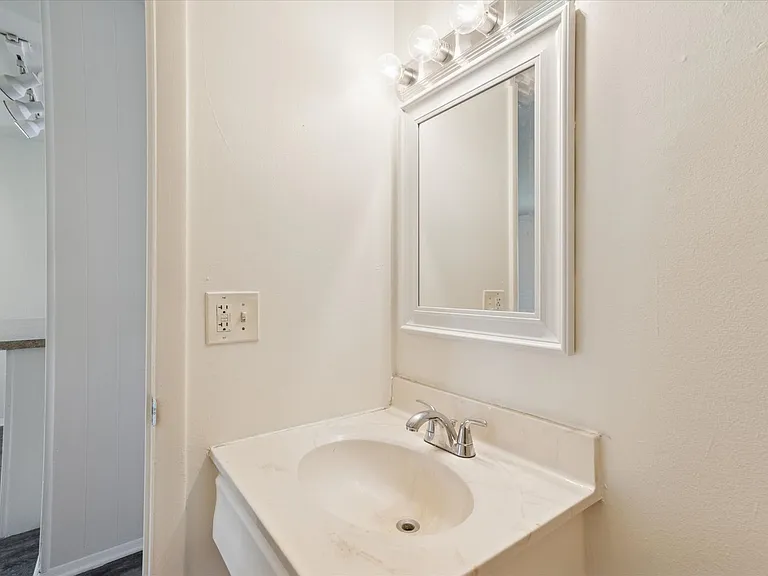 660 & 672 Flint Rd — Photo 10