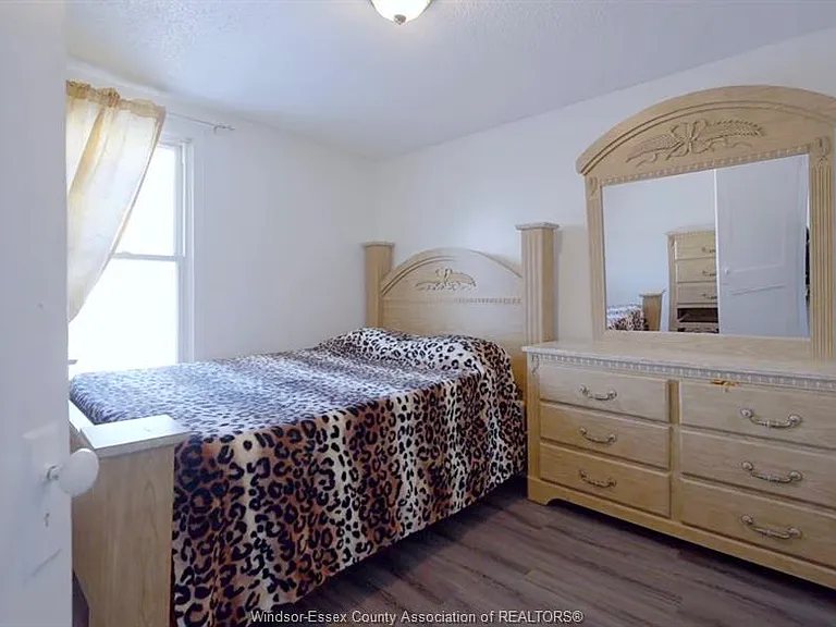 1073 Pierre Ave — Photo 12