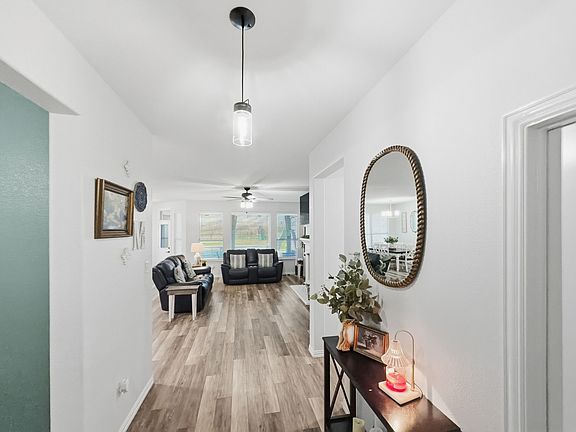 3rd image of 208 Crest Ln