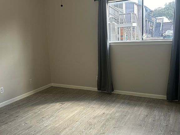 5th image of 610 Bracewood Cir APT B