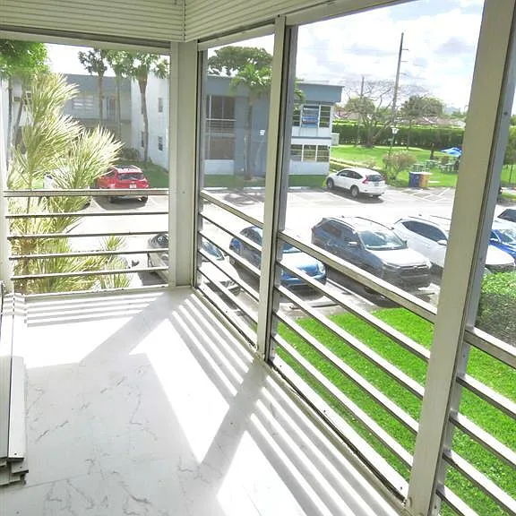 557 Burgundy St #557-L — Photo 9