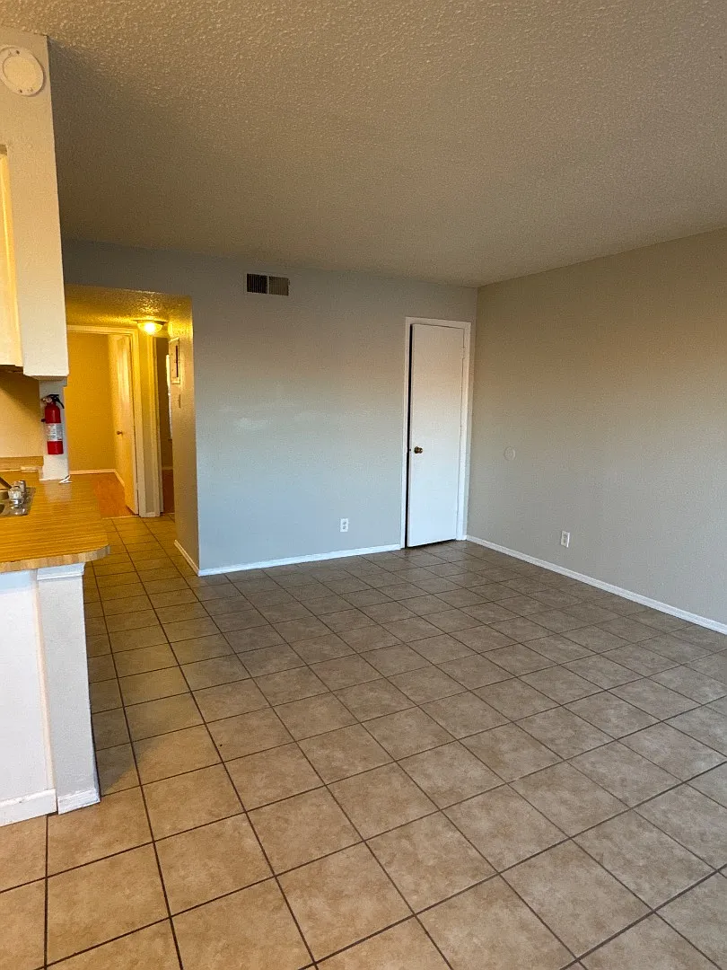 920 San Pedro Drive Southeast - 920-4 — Photo 2