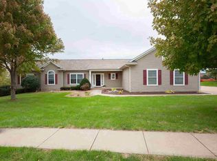 6632 Woodland Ct, Davenport, IA 52807