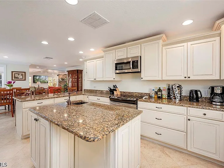 5208 SW 8th Ct — Photo 7