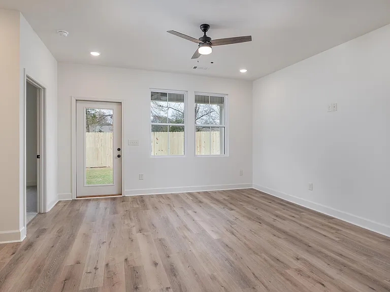 801 Stonebrook Ln — Photo 5