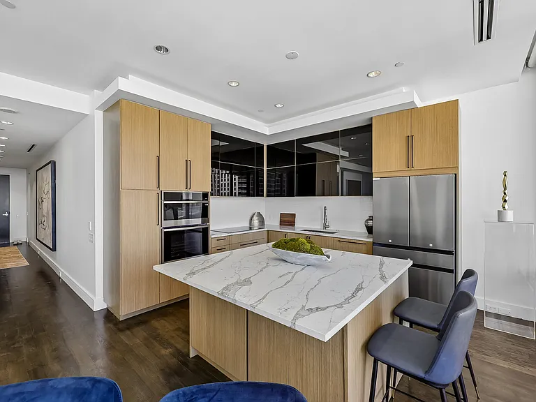 2408 Victory Park Ln #832 — Photo 4