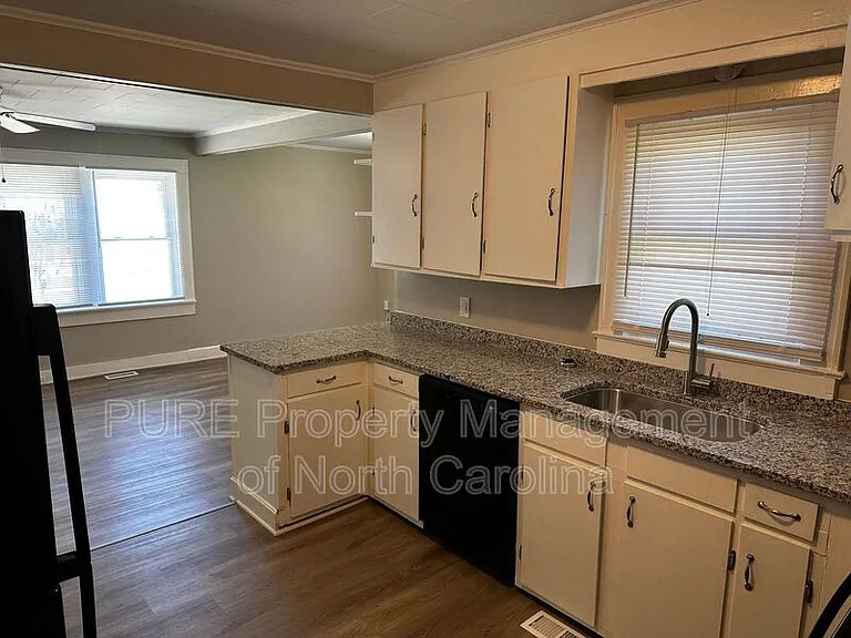 603 Robbins St — Photo 11
