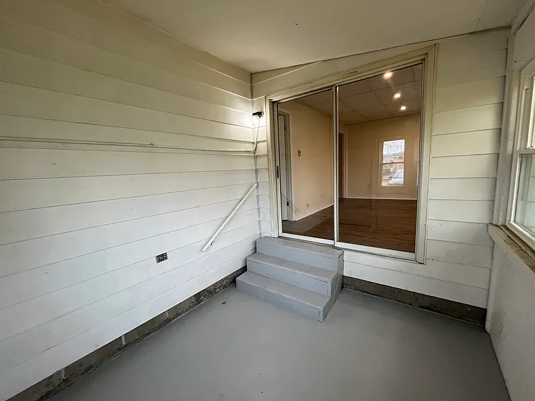 327 W 7th St #A — Photo 11