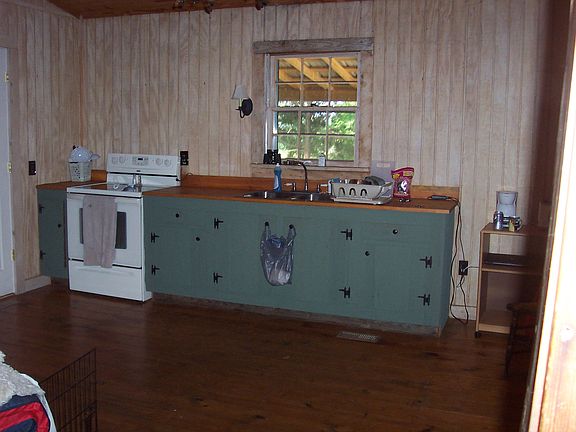 large eat-in kitchen