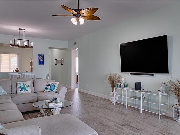 3rd image of 33 Harbour Isle Dr W Unit Ph05