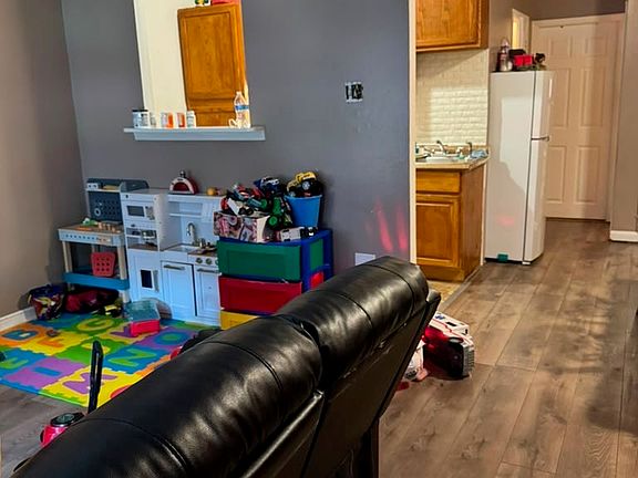 2nd image of 1428 Devereaux Ave Floor 1