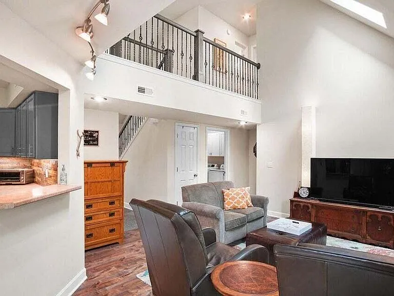 401 N Village Cir — Photo 8