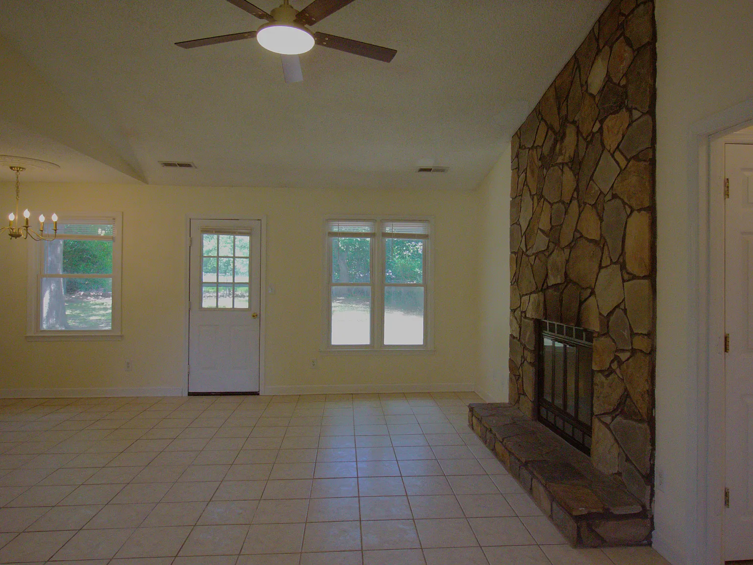 3 bed, 1450 sqft, $1,700 — Photo 3