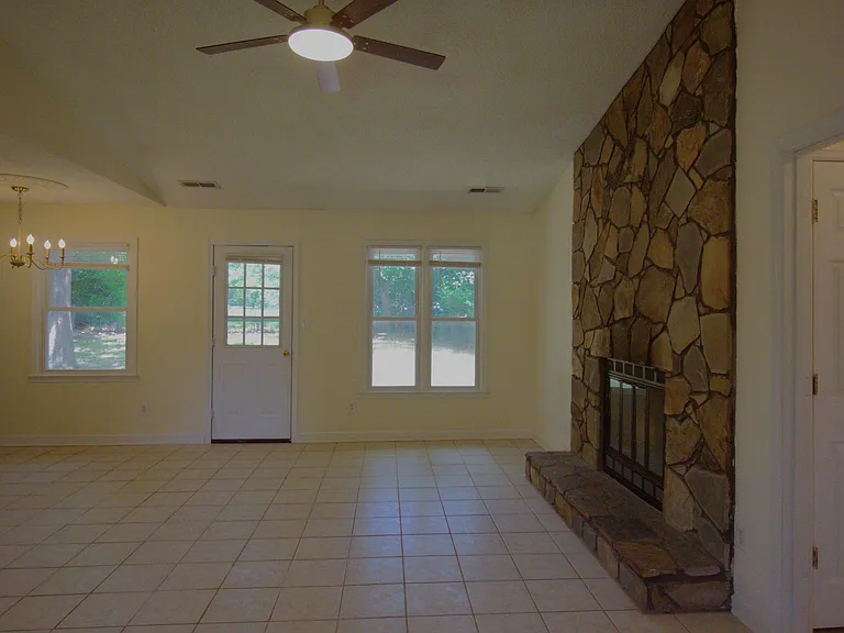 1025 Kinsey Dr SE — Photo 3