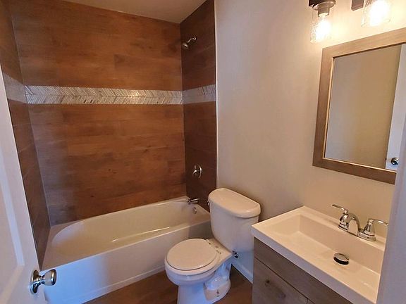4th image of 196 Flintridge Dr APT 4