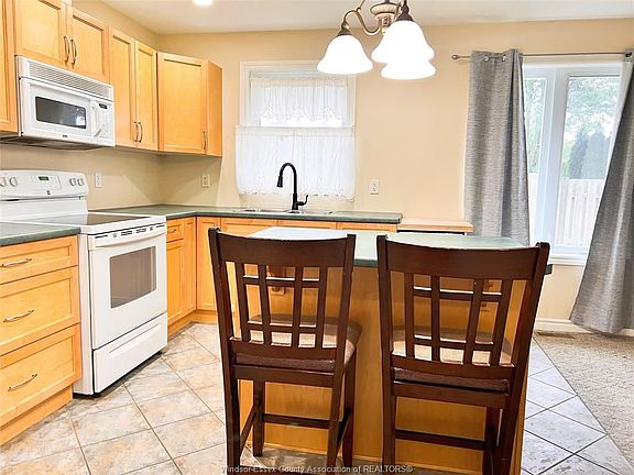 5th image of 2099 Edgemore Ave