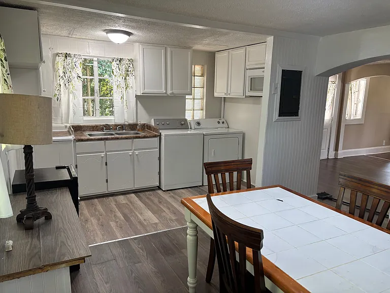 1102 Crawford St — Photo 10