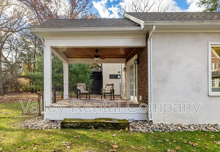61 Woodlawn Ave — Photo 18