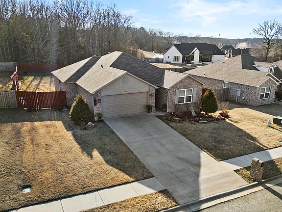 2nd image of 910 Pinehurst Loop