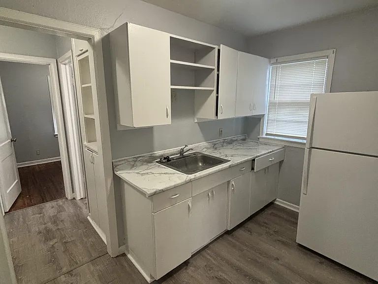 1729 E Looman St — Photo 2